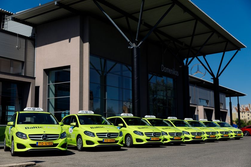 Mercedes-Benz taksometri dodas Rīgas ielās