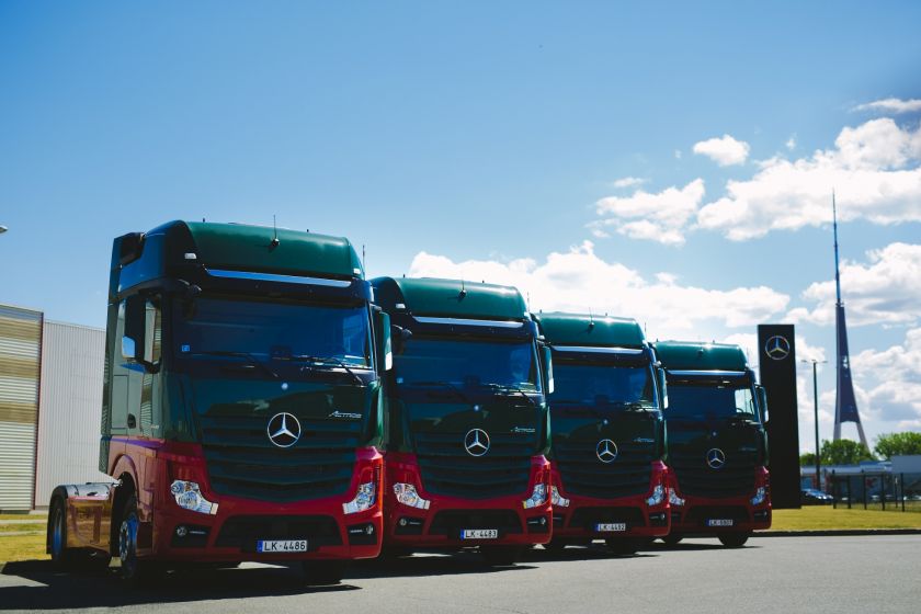 Mercedes-Benz - tagad arī Dinotrans autoparkā