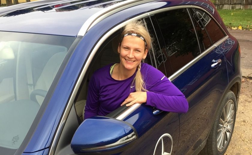 Latvijas rekordiste šķēpa mešanā Madara Palameika: ar Mercedes-Benz GLC uz ceļa jutos vareni