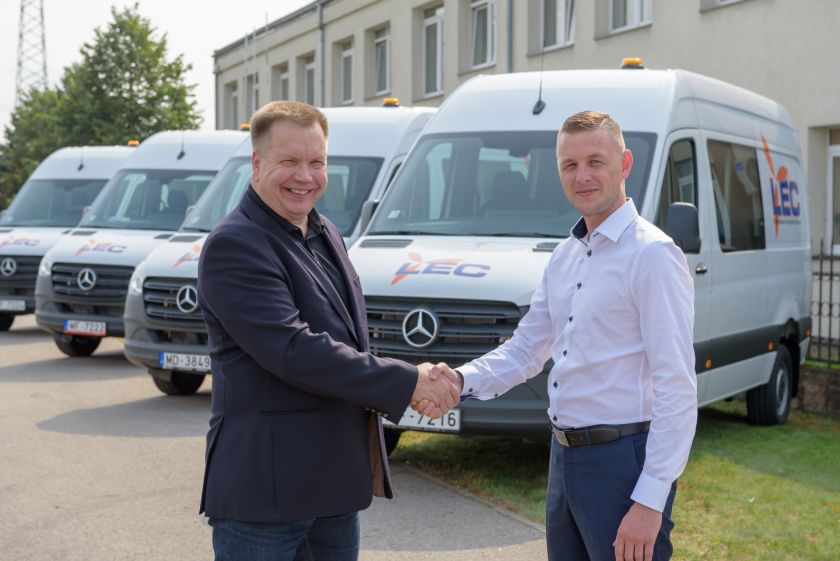 “Domenikss” nodod 40 jaunus “Mercedes-Benz Sprinter” kravas furgonus Latvijas Energoceltniekam