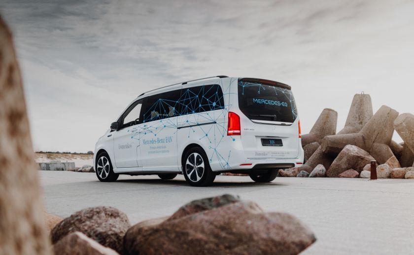 Latvijā ieradies pirmais pilnībā elektriskais Mercedes-Benz minivens – EQV