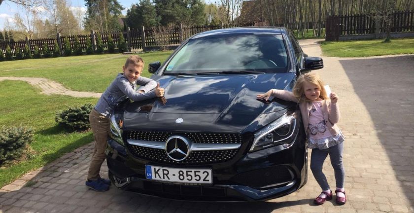 RIGA FASHION WEEK KONKURSA UZVARĒTĀJA KRISTĪNE PAPĀNE DALĀS IESPAIDOS PAR MERCEDES-BENZ CLA